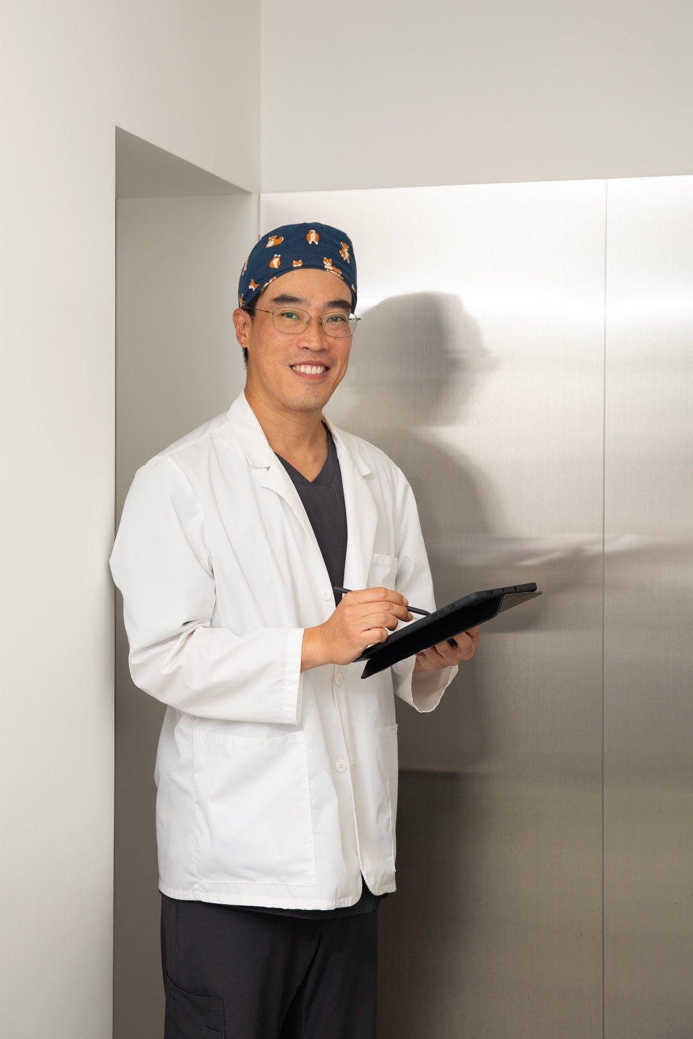 د. جانغ جون تشول أثناء الجراحة · GGN Plastic Surgery clinic